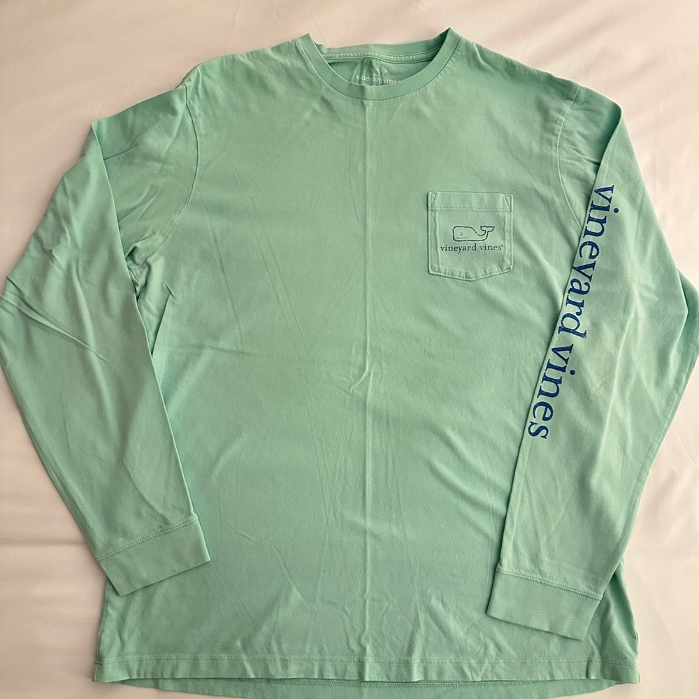 Men’s Vineyard Vines L/S tee.